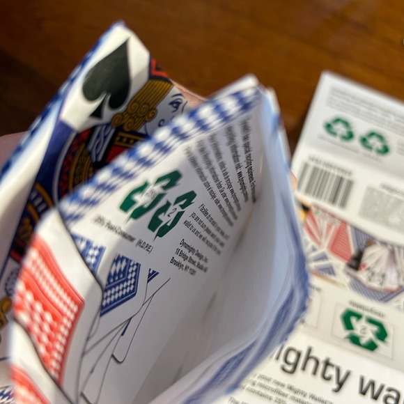 •NEVER USED• 100% Recyclable & Durable Mighty Wallet with Playing Cards Design - Picture 7 of 14